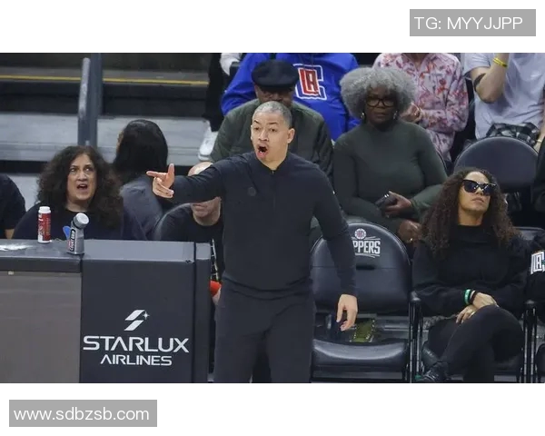 快船主帅因不满判罚被罚下场,球迷不满裁判 快船主帅因不满判罚被罚下场,球迷不满裁判