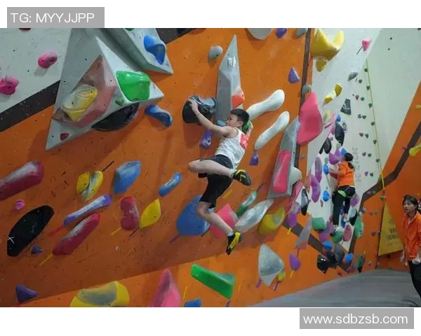 成都攀岩队在极限运动嘉年华中的耐力表现精彩点评与分析